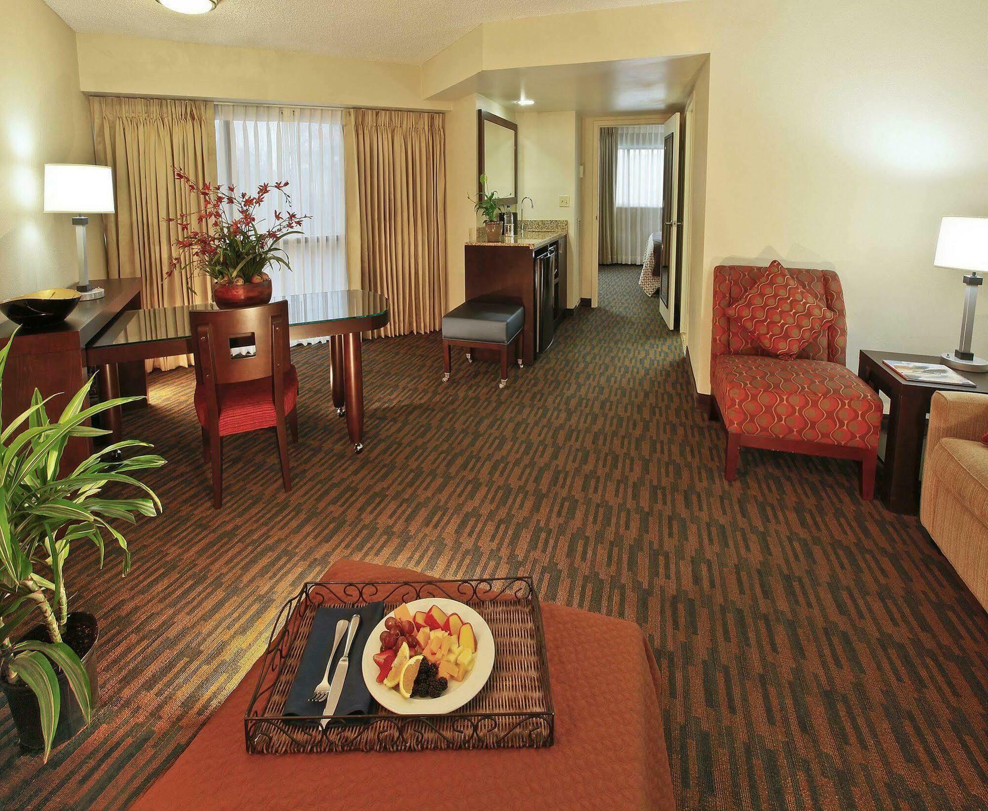 Embassy Suites By Hilton Seattle - Tacoma International Airport Tukwila Room photo